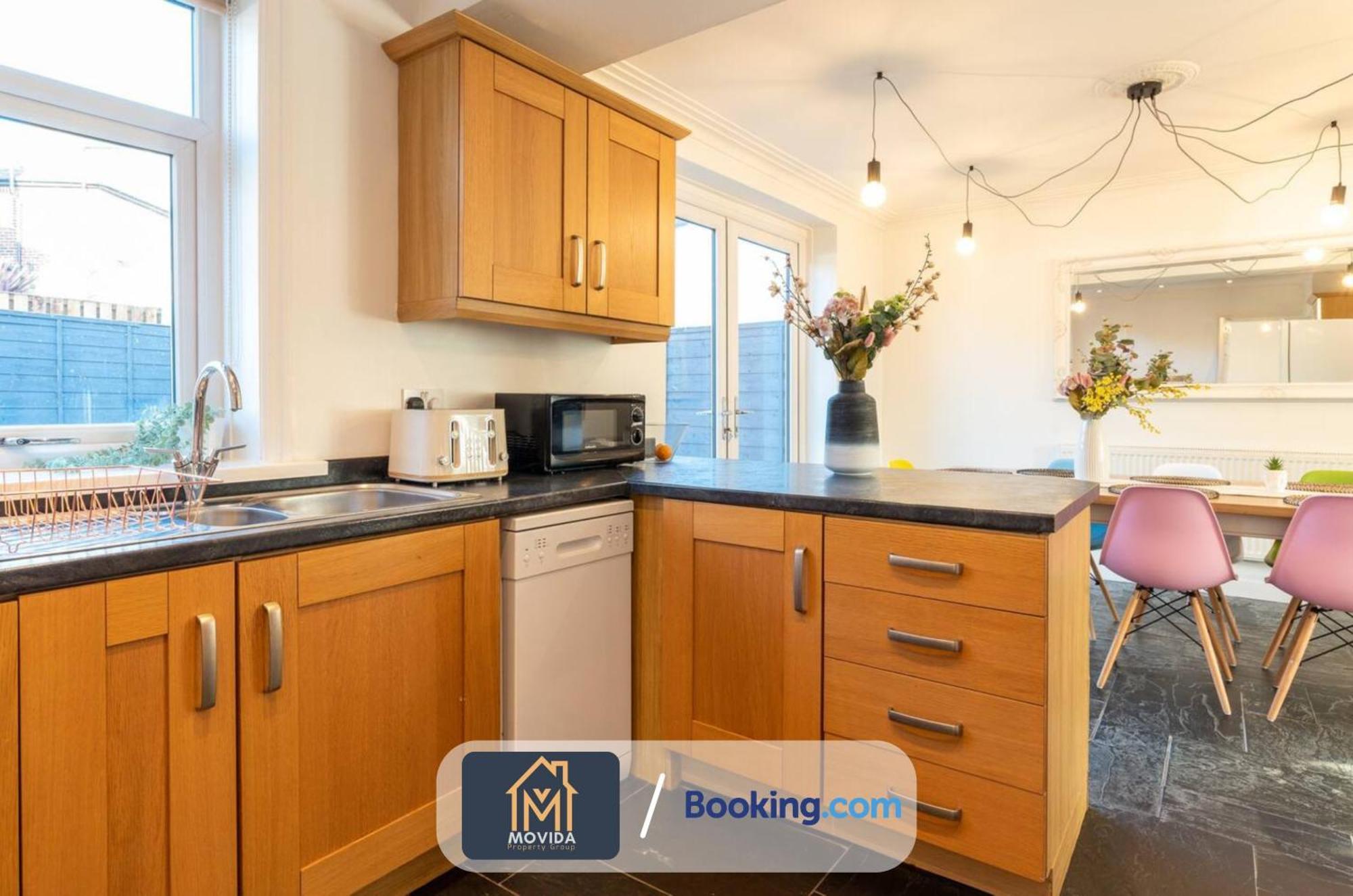 Large Modern 6 Bedroom House By Movida Property Group Short Lets & Serviced Accommodation With Games Room Leeds  Ngoại thất bức ảnh
