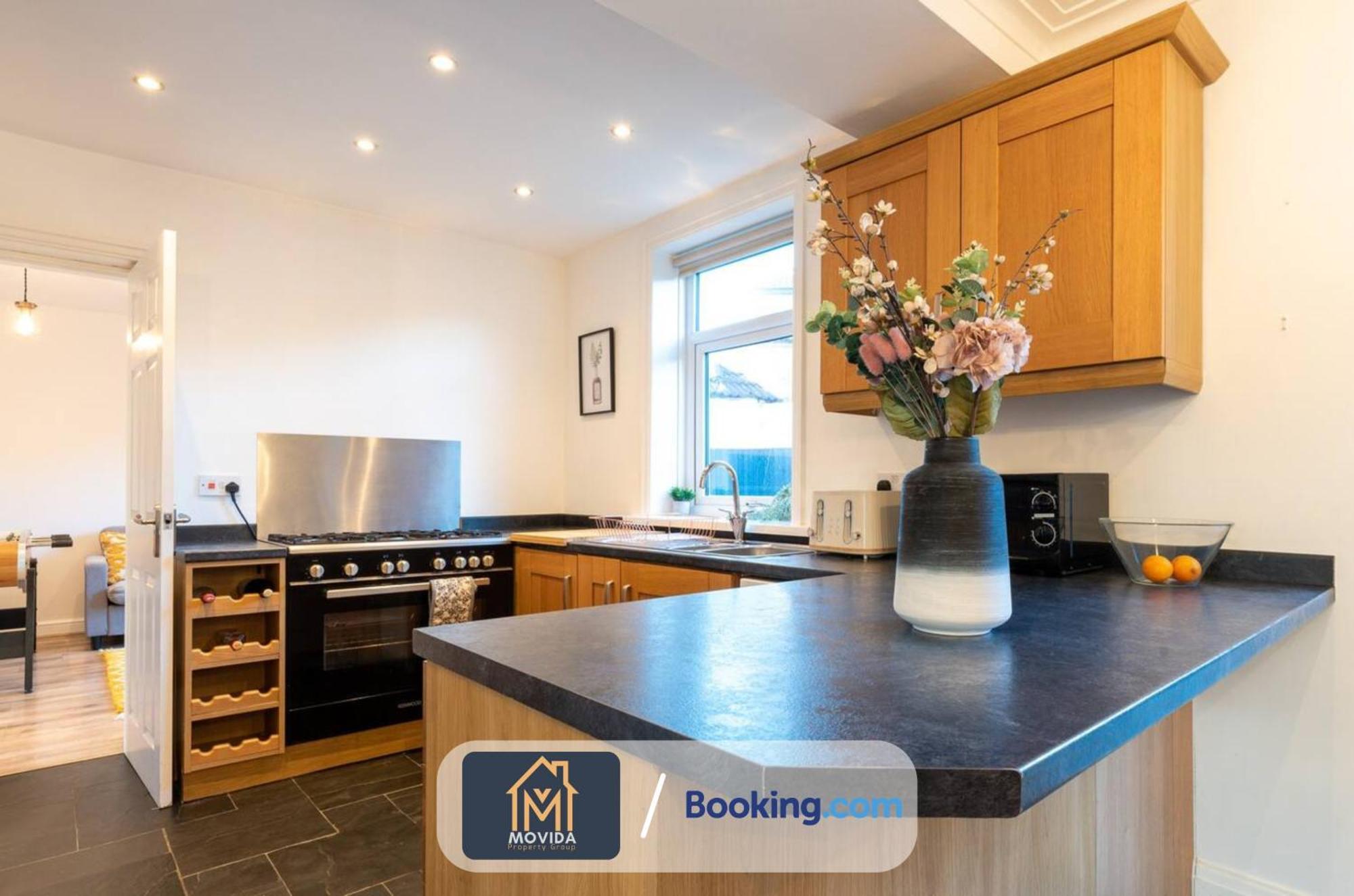 Large Modern 6 Bedroom House By Movida Property Group Short Lets & Serviced Accommodation With Games Room Leeds  Ngoại thất bức ảnh